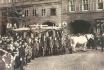 215 - Poslední jízda koňky z Křižovnického náměstí přes Karlův most na Malou Stranu dne 13. května 1905